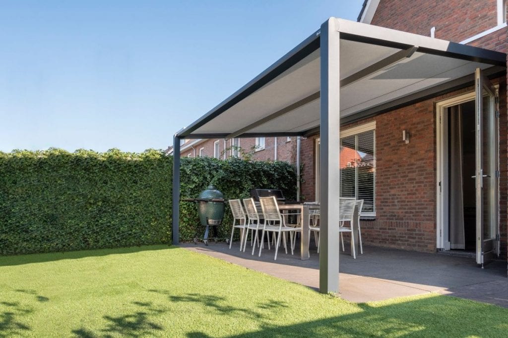pergolazonwering tegen huis